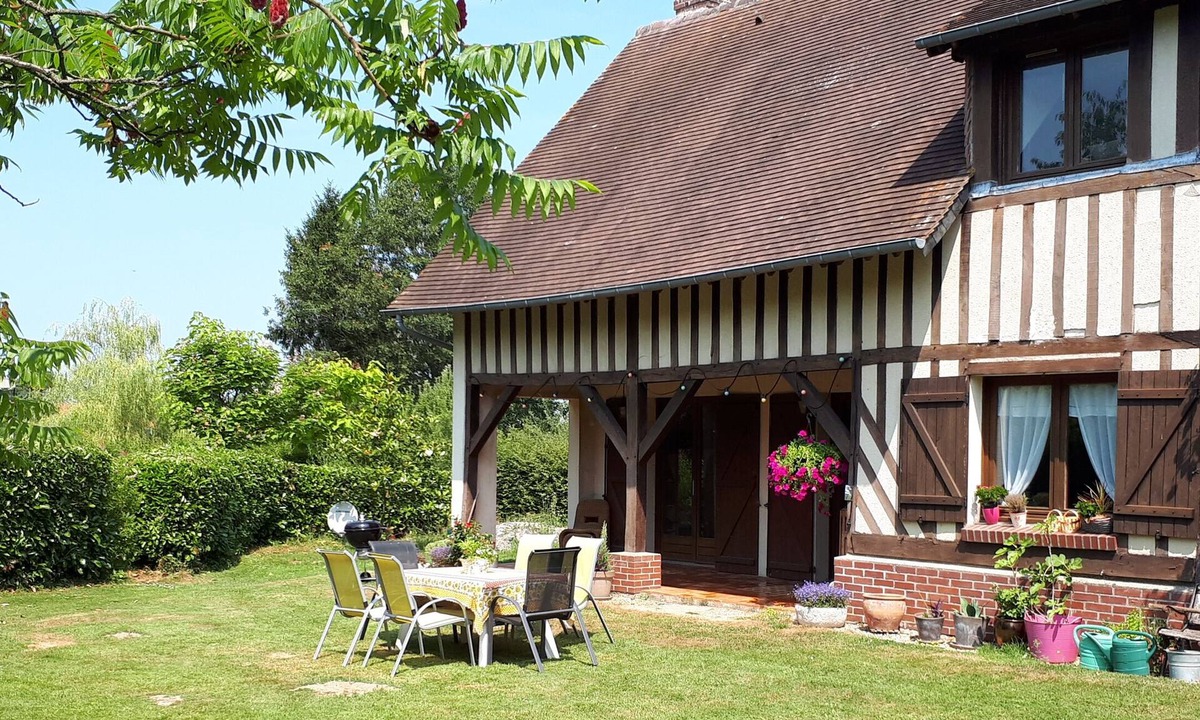 Le Torquesne Cottage | A traditional and modern house in Normandy. Large private garden.