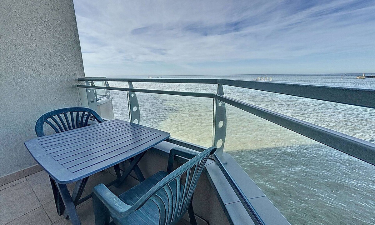 Granville Apartment | Apartment with balcony, near beaches and shops