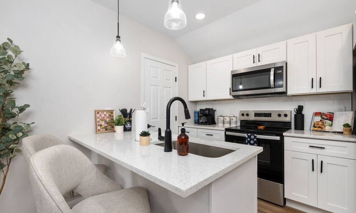 Victorian Village House | Bright 1-Bed Carriage Apartment with Garage Parking in Walkable Columbus Location