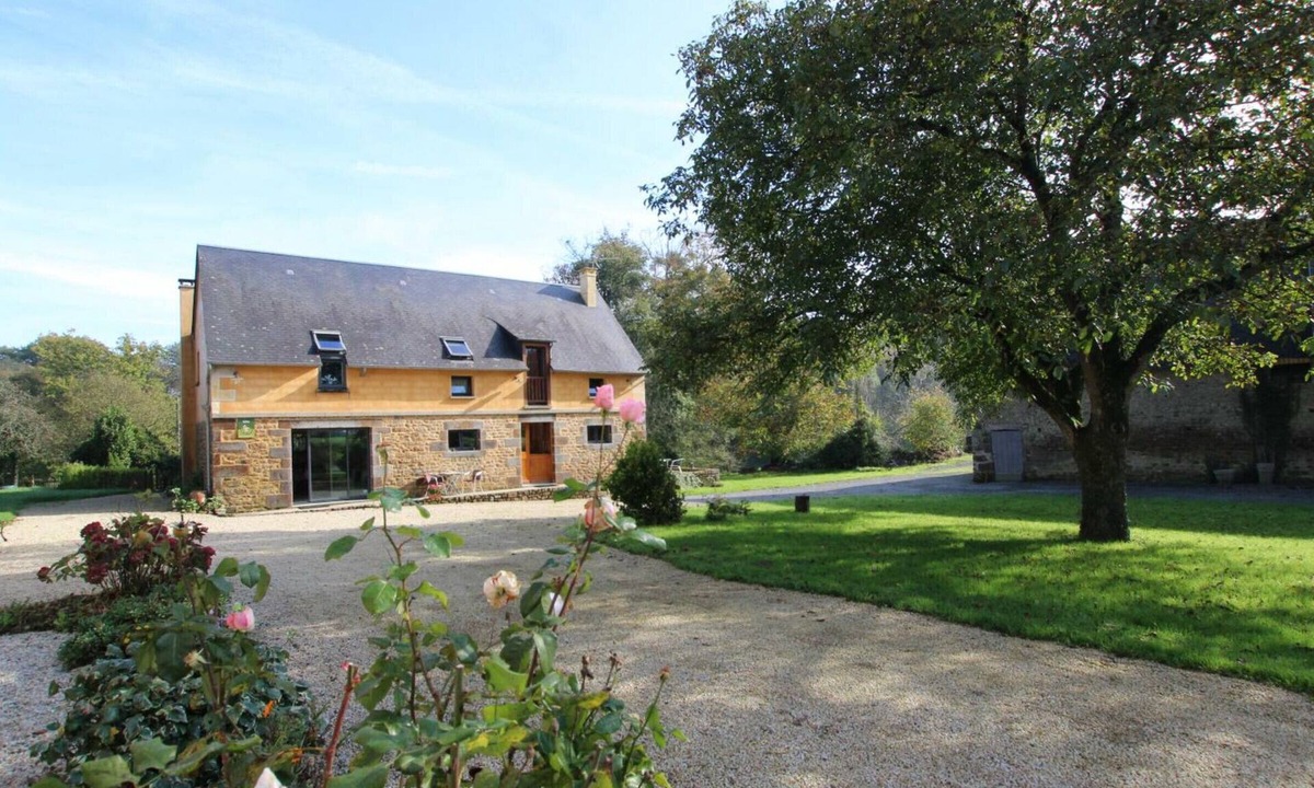 Le Parc Cottage | Bright cottage with private garden, near Mont Saint-Michel, pets allowed