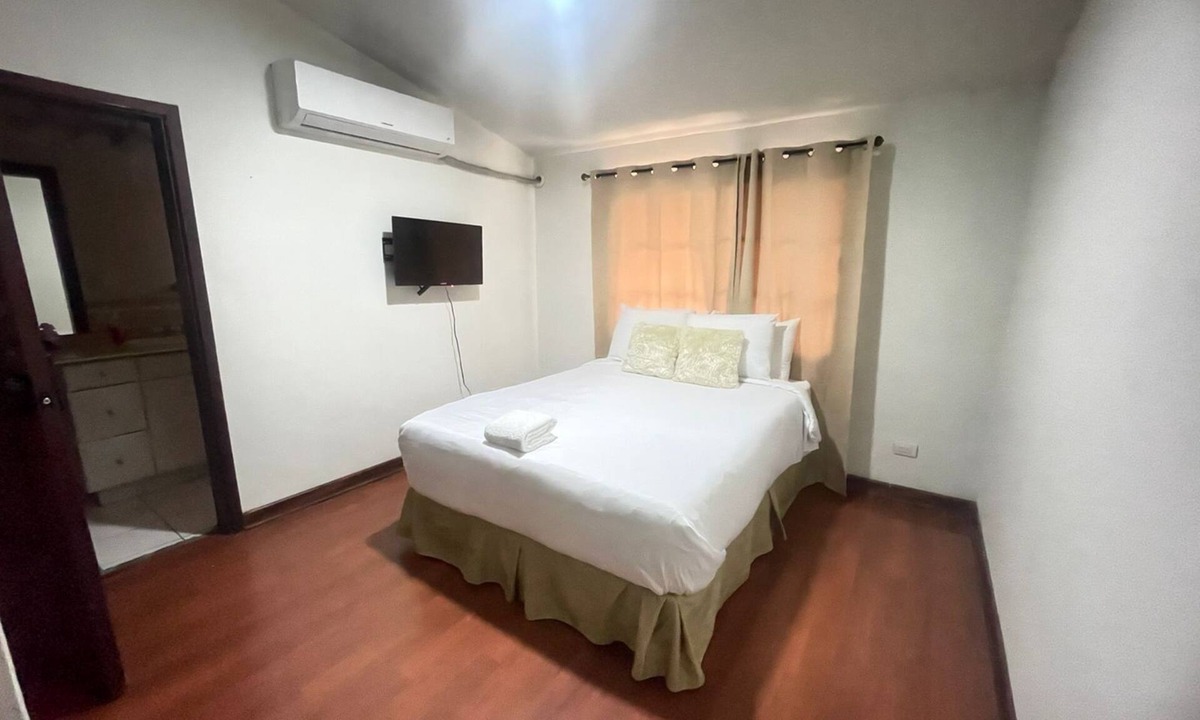 San Pedro Sula Hotel | Charming hotel room near City Mall with Pool, grill, and kitchen