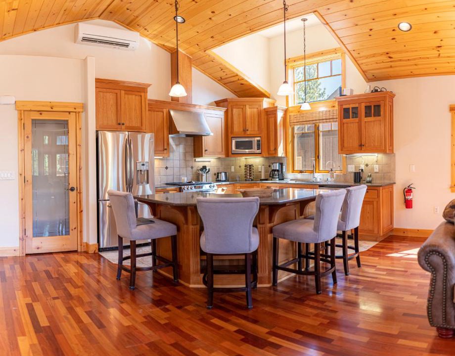 Truckee House | Coyote Run Refuge - 2 Hot Tubs, Pet Friendly, Minutes to Downtown Truckee & Northstar Resort!
