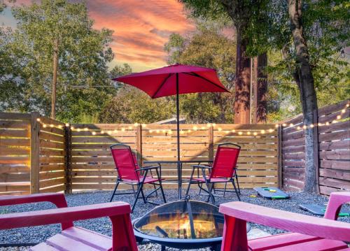 East Cesar Chavez House | East Austin 2-Story Oasis Cowboy Pool, Perfect for WFH & Getaway Retreat