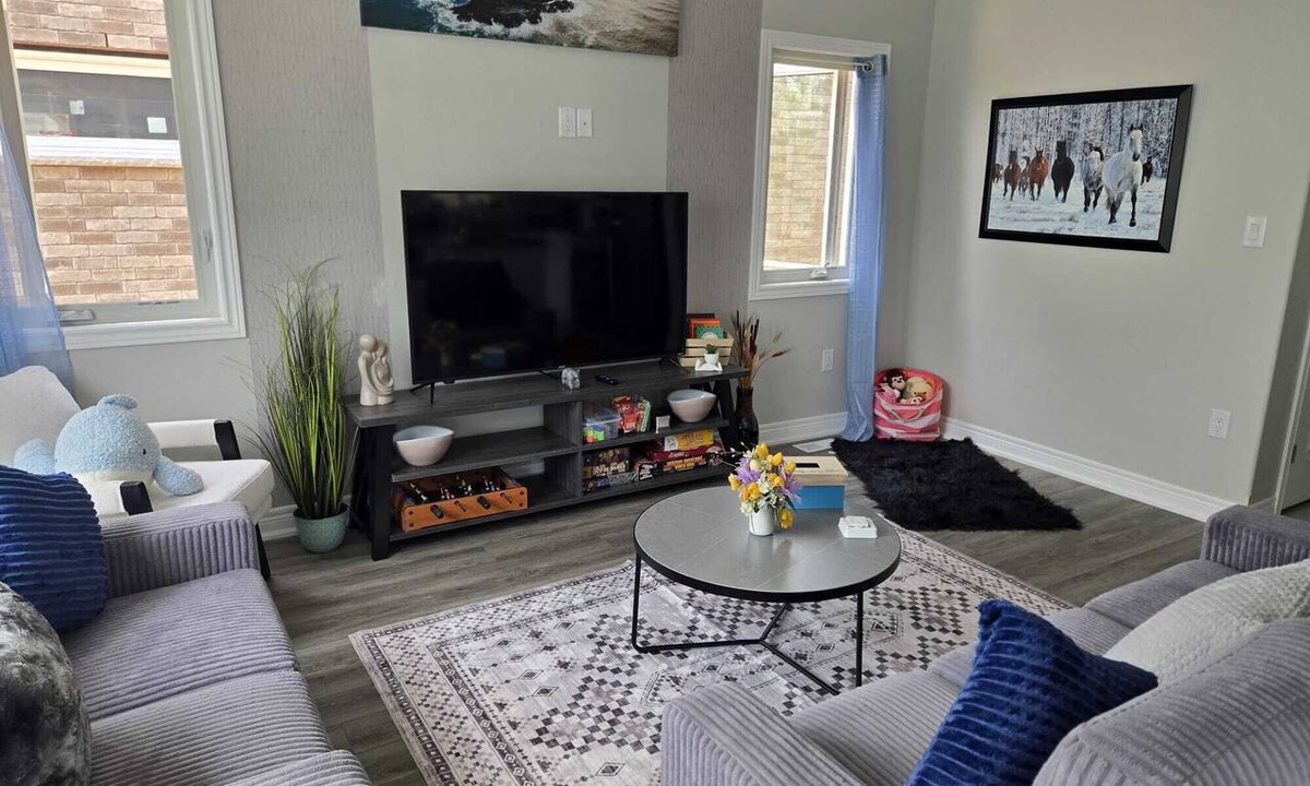 Niagara Falls House | Fantastic & Wonderful Plush Stay in Niagara! 15 min from the falls-4 car parking