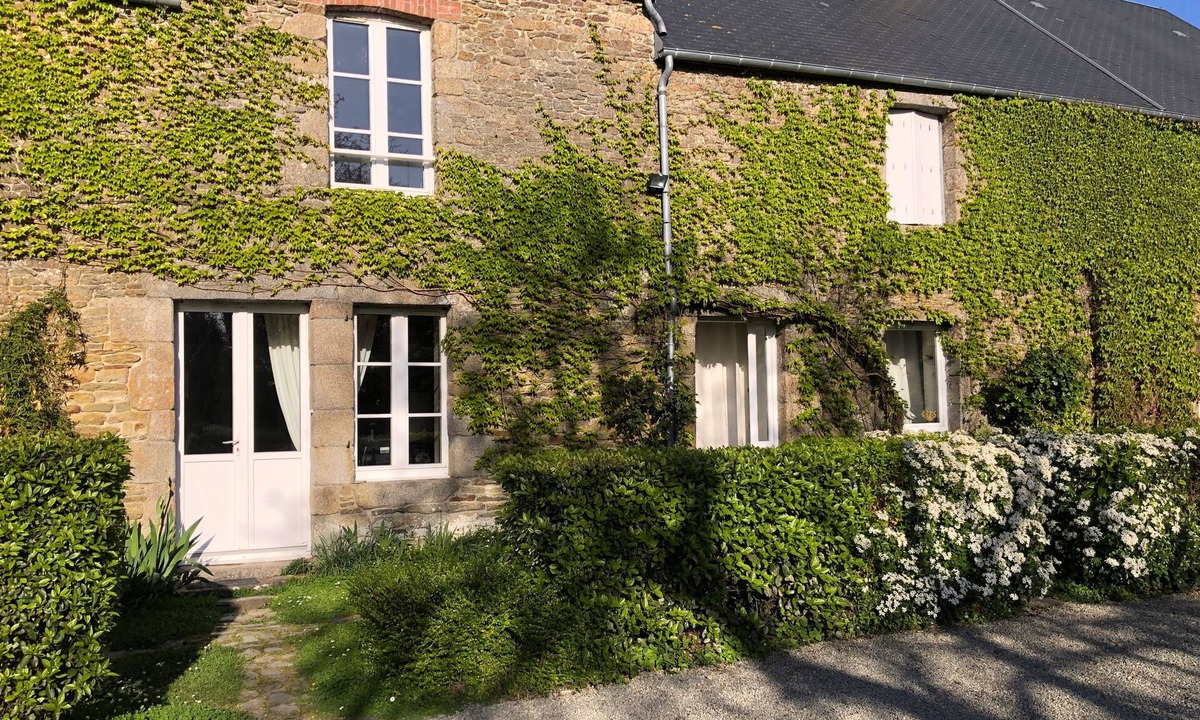 Dragey-Ronthon House | Gîte de Tissey in the Bay of Mont-St-Michel, quiet and cosy with wood-burning stove.