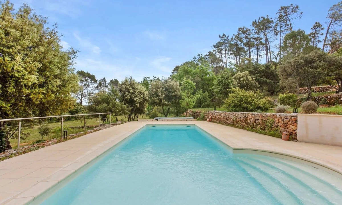 Cotignac Bed & Breakfast | Guest Room 'Chambre 2 Rd' with Shared Pool, Wi-Fi and Air Conditioning