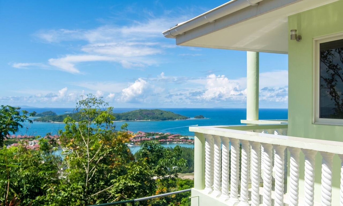 Zig Zag Ward Villa | Homerez - Villa in Victoria
