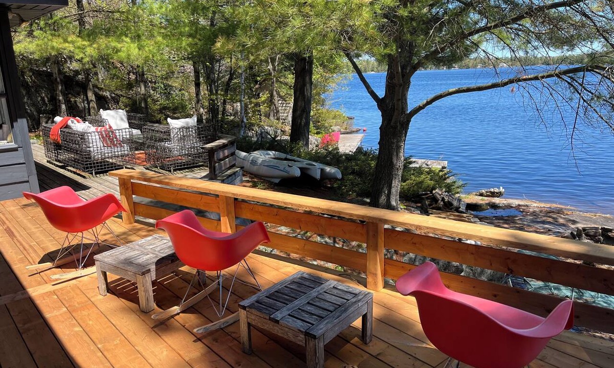 Georgian Bay Cottage | LAKEFRONT-SIX MILE LAKE-PORT SEVERN-MUSKOKA-3 BDR- DOCKS/DECKS-1.5HRS TO TORONTO