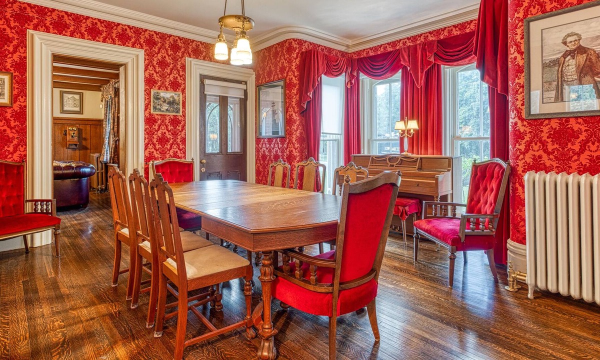 Simcoe Villa | Luxurious Victorian Home perfect for getaway! Sleeps 9, hot tub/sauna, fireplace