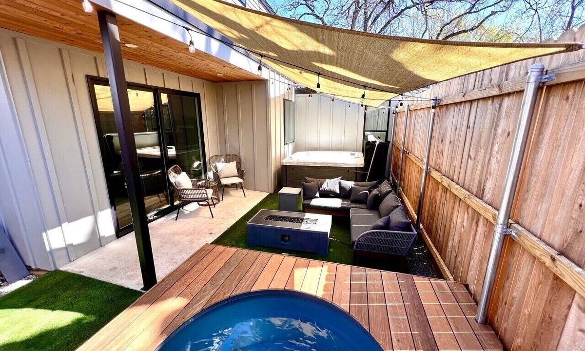 Holly House | Luxury Downtown Home w/Hot Tub Near Lake in Holly