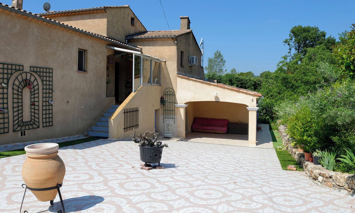 Lorgues Apartment | part of villa on the ground floor next to a vineyard