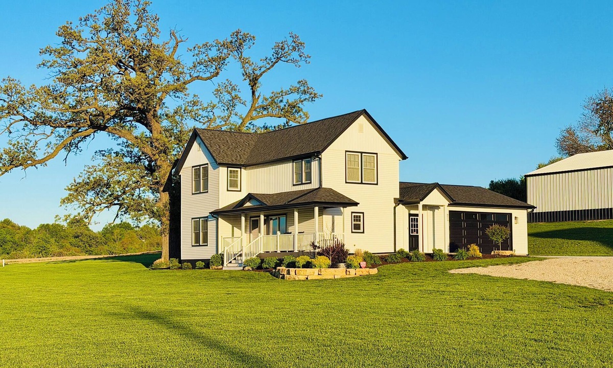 Coal Valley House | Remodeled 3-bed-3-bath Farmhouse near the John Deere Classic in the Quad Cities!