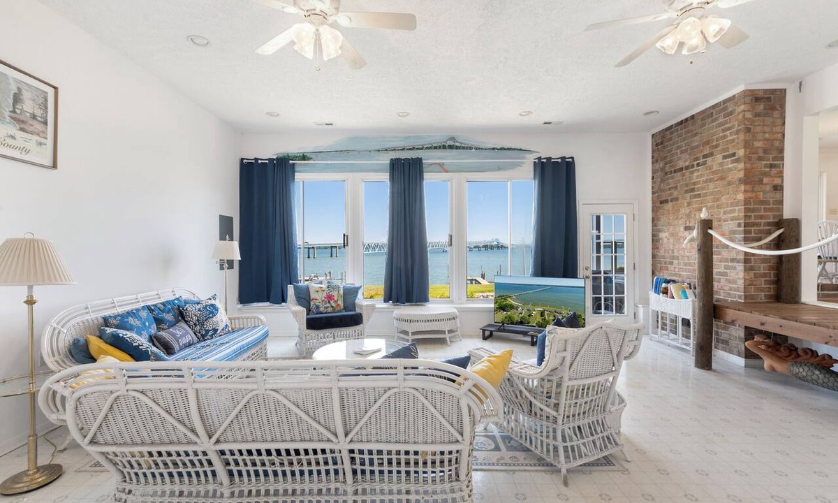 Topping House | Riverfront Nostalgia | 4BR 3 BA | Sleeps 10