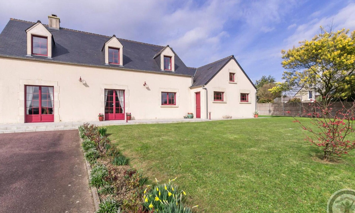 Sainte-Mere-Eglise Cottage | Spacious house with enclosed garden in Sainte-Mère-Église, pets allowed