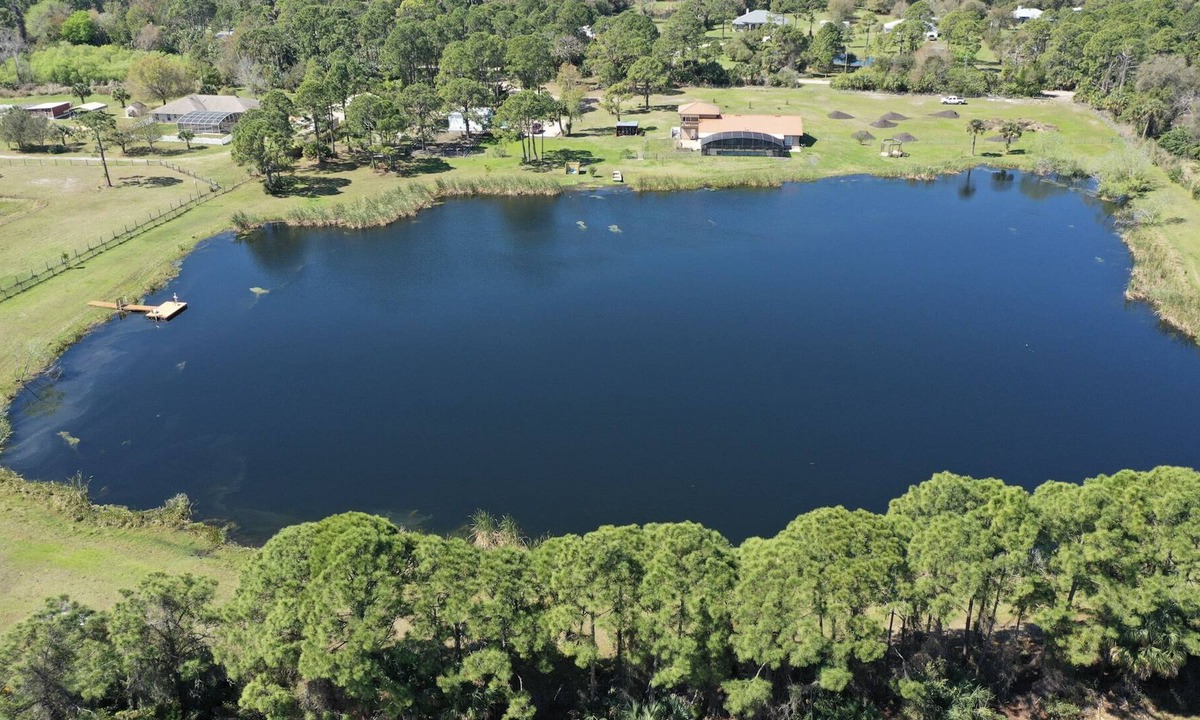 Edgewater Cottage | The Perfect Lakefront Cottage near New Smyrna Beach