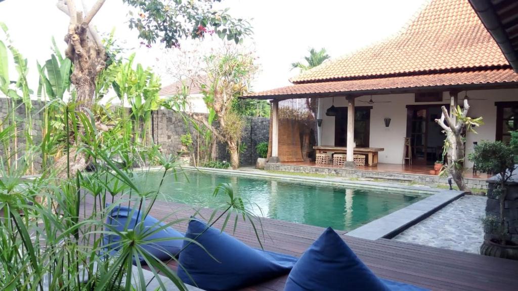 Colomadu House | Villa Aquin