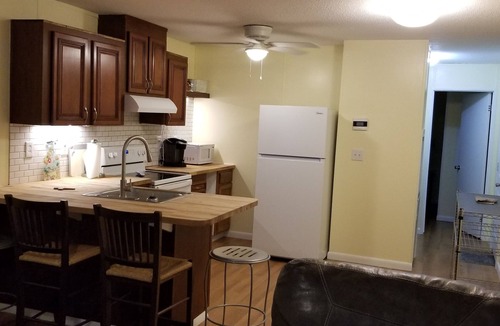 Navarre Cottage | 1/2 acre Private Fenced Dog Friendly