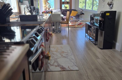 Knight House | 1000SF Top Floor With Salt Water Hot Tub on Roof Top Patio. 7KM/4,5M 15 MIn-DT.