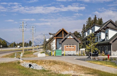 Harvie Heights House | 3-Bed Townhome |Mtn Views | Hot Tub | Fireplace