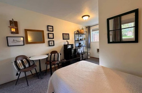Port Angeles Hotel | #3 ✦Close to Hiking in ONP | Room w/2 Twin Beds✦