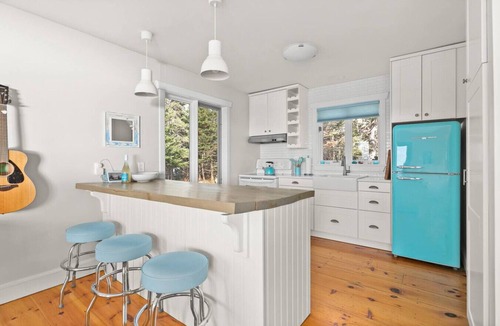 Ingramport Cottage | Abby's Beach House - Ocean and lakefront Cottage