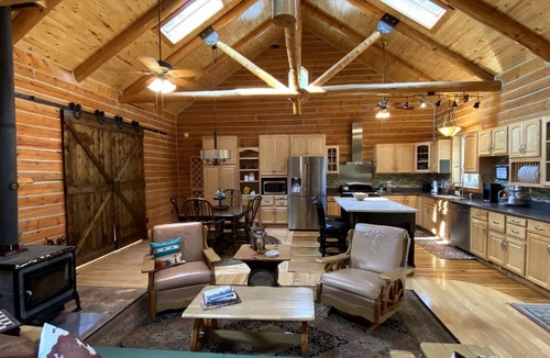 Riverside Cabin | Beautiful Cabin Comfortable for Groups in Riverside, Wyoming