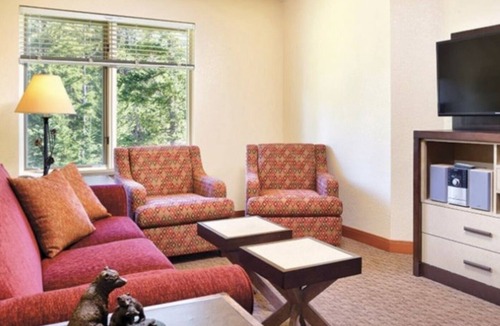 Three Sisters Mountain Village Resort | ⭐️Beautiful Mountain View’s/Heated Outdoor pool⭐️Hot tub⭐️, Luxury 1BR Condo