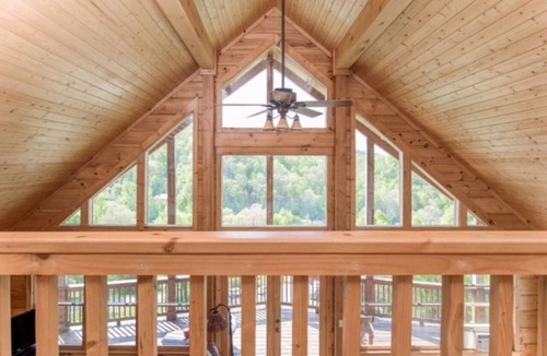 Vilas Cabin | Blue Moon Lodge, Beautiful Views, Hot Tub, Firepit, 15 Mins from Boone