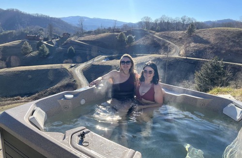 Vilas Cabin | Blue Moon Lodge, Beautiful Views, Hot Tub, Firepit, 15 Mins from Boone