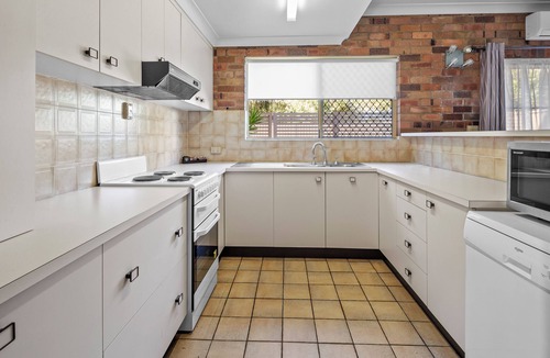 Coffs Harbour Hotel | Bright & Airy Apartment Ideal for Families or Work Crews in Coffs Harbour