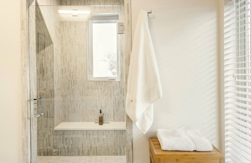 Galindo House | Bright Contemporary Guest House with Private Patio, Walk to S Congress, Downtown