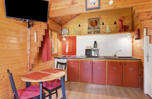 Vaulnaveys-le-Bas Ski Chalet | Caravan “Chalet Bouton d'Or” with Shared Pool