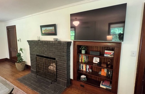Glendale House | Charming Berkshire Farmhouse: Your Cozy Retreat Awaits!