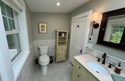 Glendale House | Charming Berkshire Farmhouse: Your Cozy Retreat Awaits!