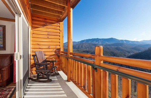 Gatlinburg Resort | Christmas Resort with 4 bedrooms and AC in beautiful Gatlinburg
