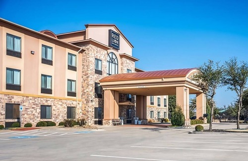 Mineral Wells Hotel | Comfort Meets Affordability at Red Lion Inn & Suites Mineral Wells! Onsite Pool!