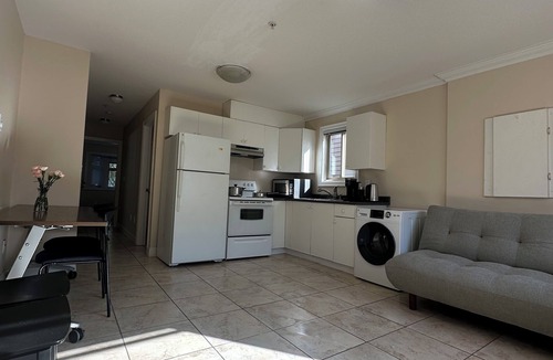 Marpole House | Cozy 2BR in West Side Kitchen & Living