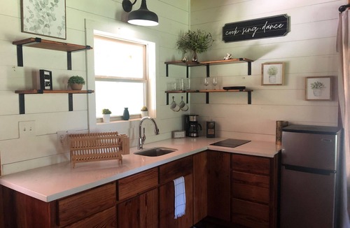 Madison County House | Cozy Aggie Game-Day Country Cabin w/full porch and outdoor amenities
