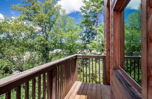 Pigeon Forge House | Cozy Haven near Parkway w Hot Tub & Resort Pool