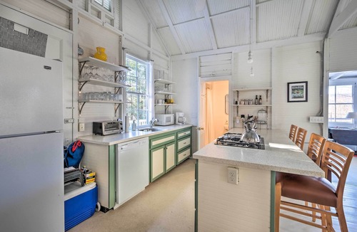 Stockbridge Cabin | Cozy Stockbridge Cabin - Walk to Beach & Lake!