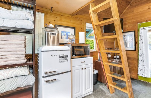 East Hill Cottage | Cypress Cottage, Zen Garden, Hot Tub, Dog Welcome
