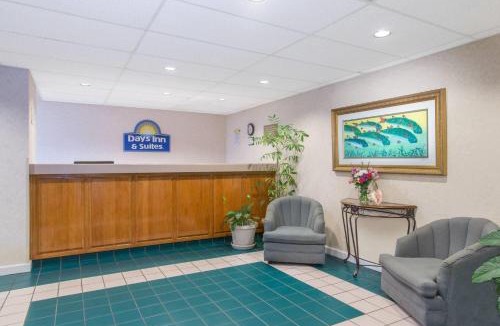 Navarre Hotel | Days Inn & Suites by Wyndham Navarre - near Beaches Hurlburt