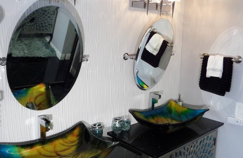 Waikiki Hotel | Direct Oceanfront in the Heart of Waikiki! Spectacular New Custom Reno!