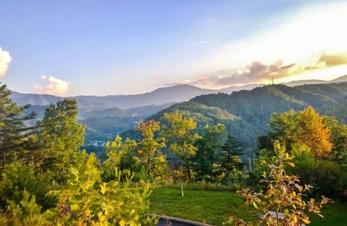 Gatlinburg Resort | Fall foliage Smokey Mtns 2 BR Indoor waterpark Resort