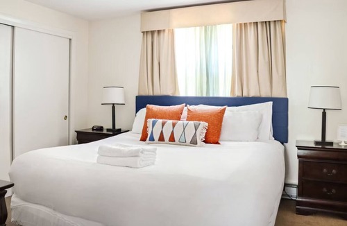 Beverly Hotel | Fully Equipped Kitchen and Free Parking Included for a Hassle-Free Stay