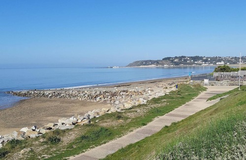 Les Moitiers-d'Allonne Apartment | Furnished apartment 50 m 2 for 4 pers. max 1500 m from the Hatainville beach.