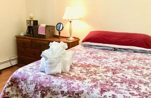 Mendenhaven House | Glacier Guest Room - Walk to the Mendenhall Glacier Offering 10% OFF ON TOURS!