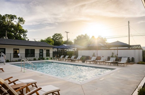 Brazos Hotel | Gloria Inn Unit 3- 5 minutes from Baylor and 2 Blocks to Magnolia