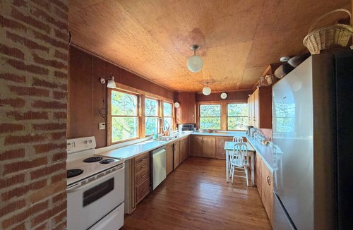 North Kawartha Cottage | Gorgeous Rustic 5-bedroom cottage in North Kawartha with WiFi