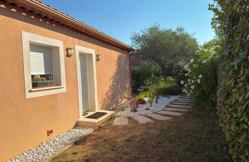 Mouans-Sartoux Cottage | Guest house surrounded by olive trees, with access to a private pool.